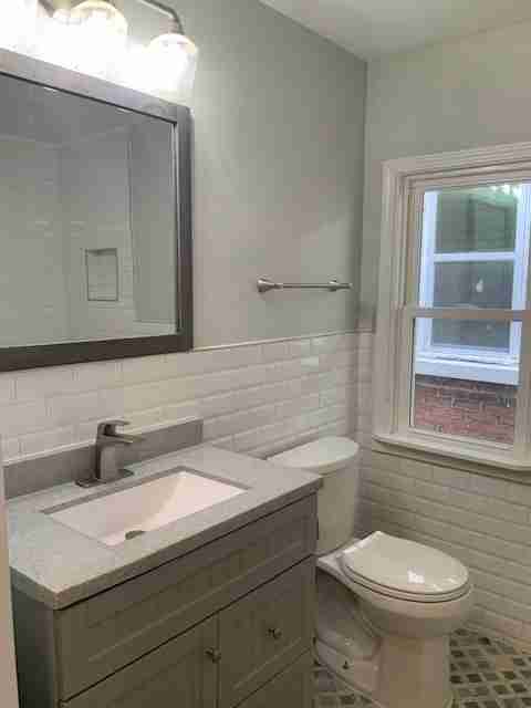 16853 Stoepel upstairs bath.jpg